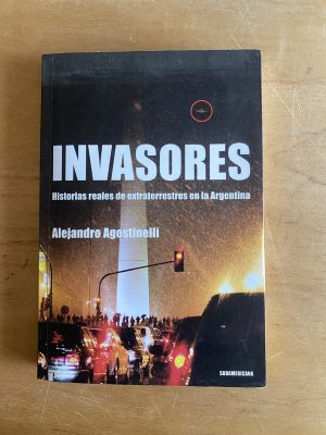 Invasores - Historias de extraterrestres - Agostinelli (2y4