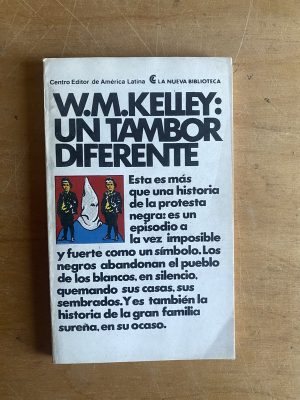 Un tambor diferente - Kelly, W. M (2z5)